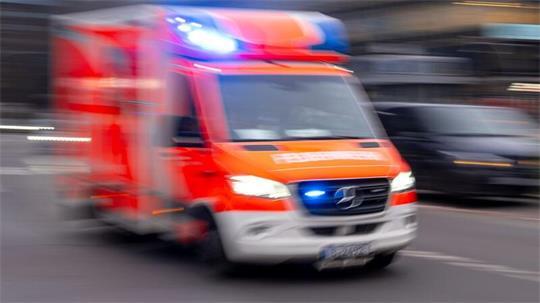 Mit schweren Beinverletzungen ist eine 85-Jährige ins Krankenhaus gekommen, nachdem ihr Ehemann sie mit dem Auto umgefahren hat. (Symbolbild)