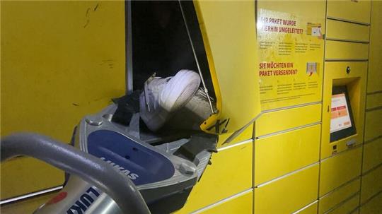 Mit schwerer Technik hat die Feuerwehr in Dortmund einen Jugendlichen aus einer Packstation befreit.