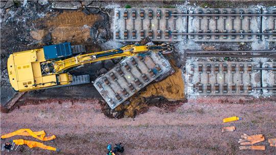Mit schwerer Technik wurde heute auf einem Teilstück der Bahnstrecke Hamburg-Berlin die vor Jahrzehnten eingebaute feste Fahrbahn aus Beton abgebaut. Dazu wird die Strecke in sechs Meter lange Platten zerschnitten und per Eisenbahndrehkran abtransportiert.