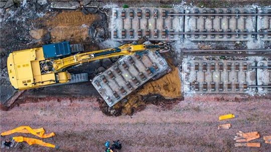 Mit schwerer Technik wurde heute auf einem Teilstück der Bahnstrecke Hamburg-Berlin die vor Jahrzehnten eingebaute feste Fahrbahn aus Beton abgebaut. Dazu wird die Strecke in sechs Meter lange Platten zerschnitten und per Eisenbahndrehkran abtransportiert.