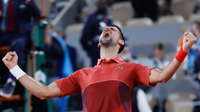 3 Uhr nachts: Djokovic siegt dramatisch und will auf Party Mit seinem 369. Sieg in einem Grand-Slam-Match stellt Novak Djokovic den Rekord der Schweizer Tennis-Ikone Roger Federer ein.