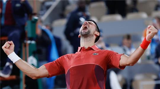 Mit seinem 369. Sieg in einem Grand-Slam-Match stellt Novak Djokovic den Rekord der Schweizer Tennis-Ikone Roger Federer ein.