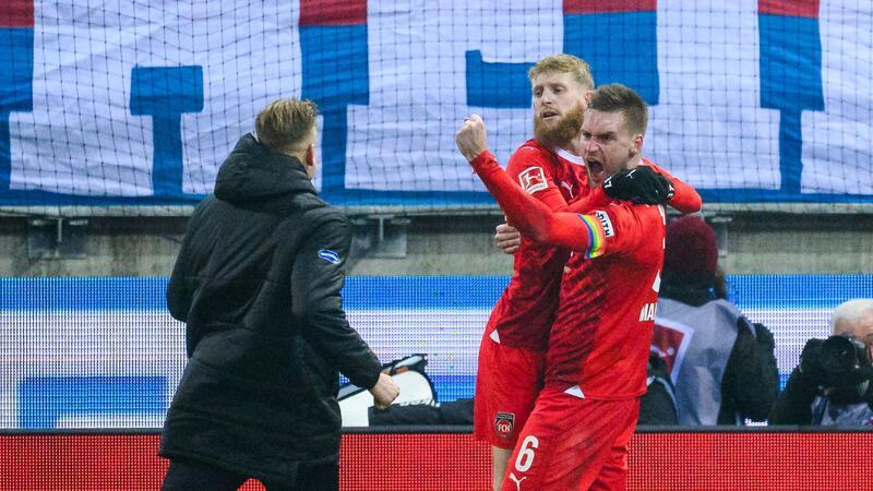 Wildes 3:1 im Aufsteiger-Duell: Heidenheim schlägt Darmstadt Mit seinem Doppelpack drehte er das Spiel: Heidenheims Patrick Mainka (r).