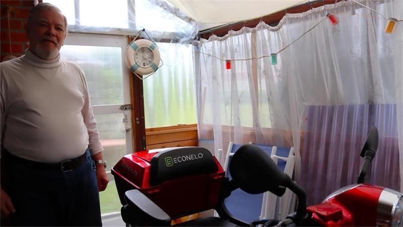 „Habe keine Kraft mehr“: COPD-Patient kämpft um sein Zuhause Mit seinem Elektromobil, das er liebevoll „Hutschefiedel“ nennt, erledigt Henry Reuter die meisten Wege im Alltag.