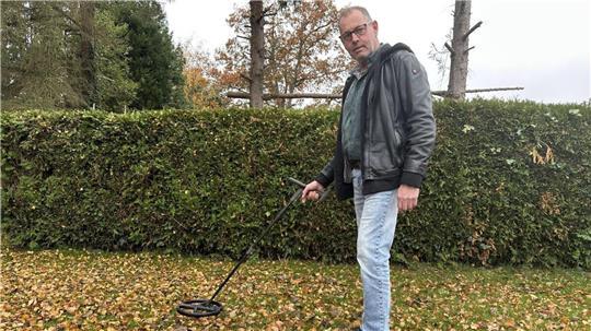 Mit seinem Metalldetektor spürt Ralf Braesch nicht nur Zeugnisse der Geschichte auf, sondern, wenn er zu Hilfe gerufen wird, auch verlorene Gegenstände.