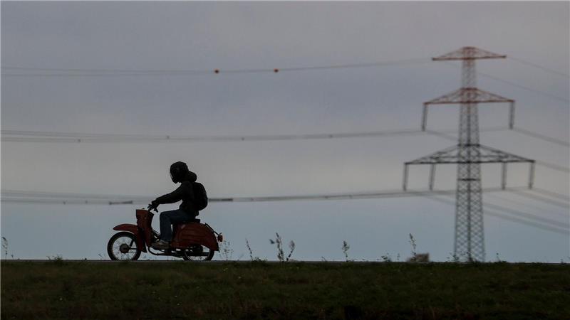 Mit seinem Moped flüchtet ein 16-Jähriger vor der Polizei über einen Friedhof. (Symbolbild)