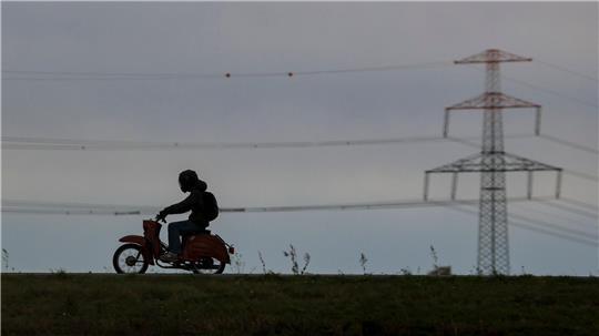 Mit seinem Moped flüchtet ein 16-Jähriger vor der Polizei über einen Friedhof. (Symbolbild)