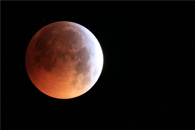 Naturschauspiel am Nachthimmel: Altländer erklärt das Geminiden-Spektakel Foto einer Mondfinsternis.