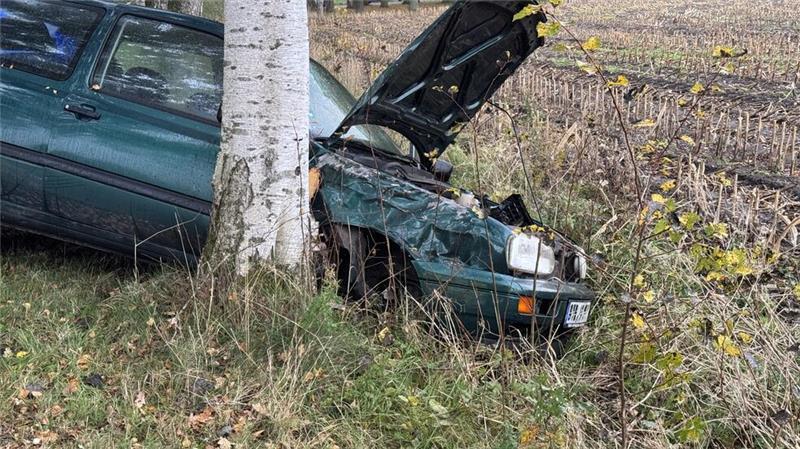 Mit seinem VW-Golf ist ein Autofahrer von der K61 bei Fredenbeck abgekommen.