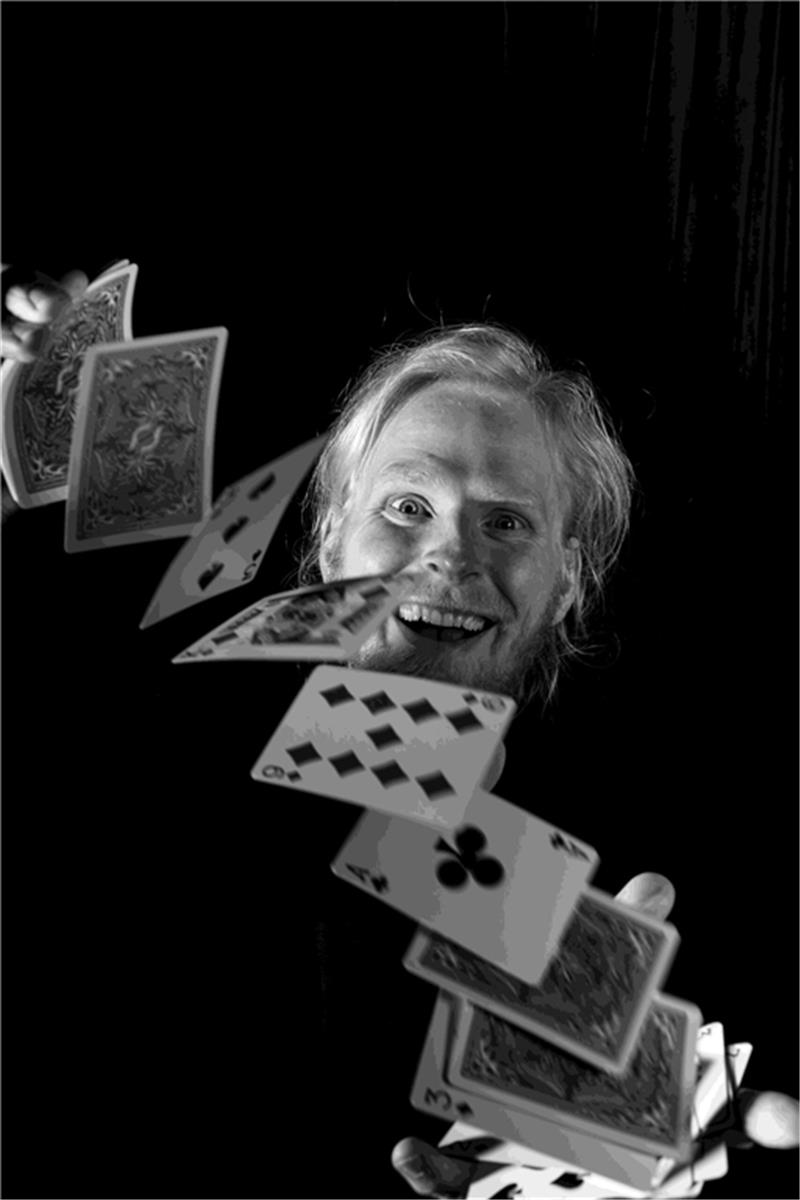 Neue Saison in der Stader Seminarturnhalle: Von frischem Jazz bis zum Meister der Magie Mit seinen 52 besten Freunden verzaubert Kartenkünstler Jan Logemann das Publikum.