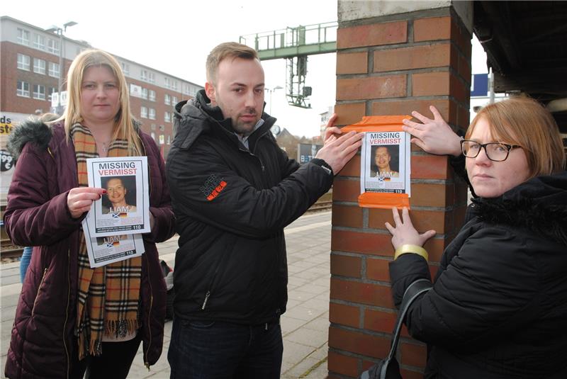 Mit seinen Cousinen Fiona und Leanne (rechts) ist Eamonn Colgan (Mitte) auf der Suche nach seinem seit Sonnabend vermissten Bruder Liam. Eine Spur führte nach Buxtehude. Gemeinsam haben die Schotten am Bahnhof und in der Innenstadt unzählige Plakate geklebt. Fotos: Vasel