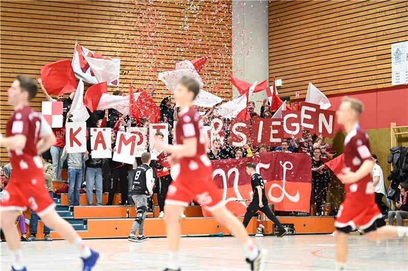 Mit seinen Fans im Rücken ist der VfL eine Macht. Gegen den HSV kamen 450 Zuschauer. Fotos: Felix Schlikis