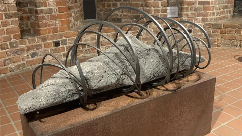 Mit seinen Skulpturen schafft Thomas Werner eine kunstvolle Verbindung zwischen Eisen und vulkanischem Gestein.