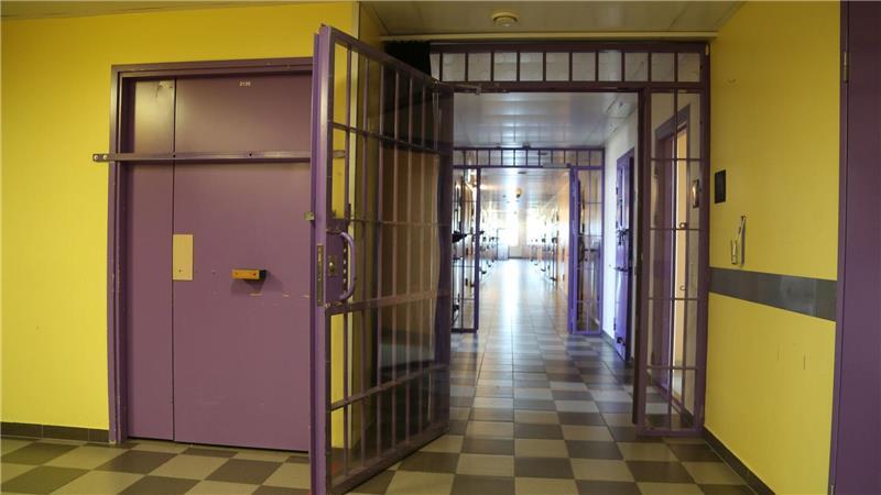 Hinter schwedischen Gardinen in Estland Mit seinen bunten Farben wirkt die Haftanstalt wie eine Art Hostel mit Schloss.