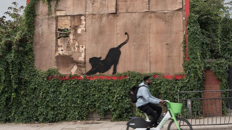 Katze bei Dehnübung: Banksy setzt Bilderreihe in London fort Mit seiner Bilder-Reihe will Banksy wohl die Menschen aufmuntern.