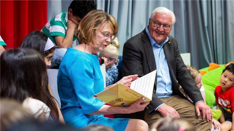 Steinmeier zum Grundgesetztag: Demokratie braucht Tatkraft Mit seiner Frau Elke Büdenbender las er Kindern in Berlin vor.