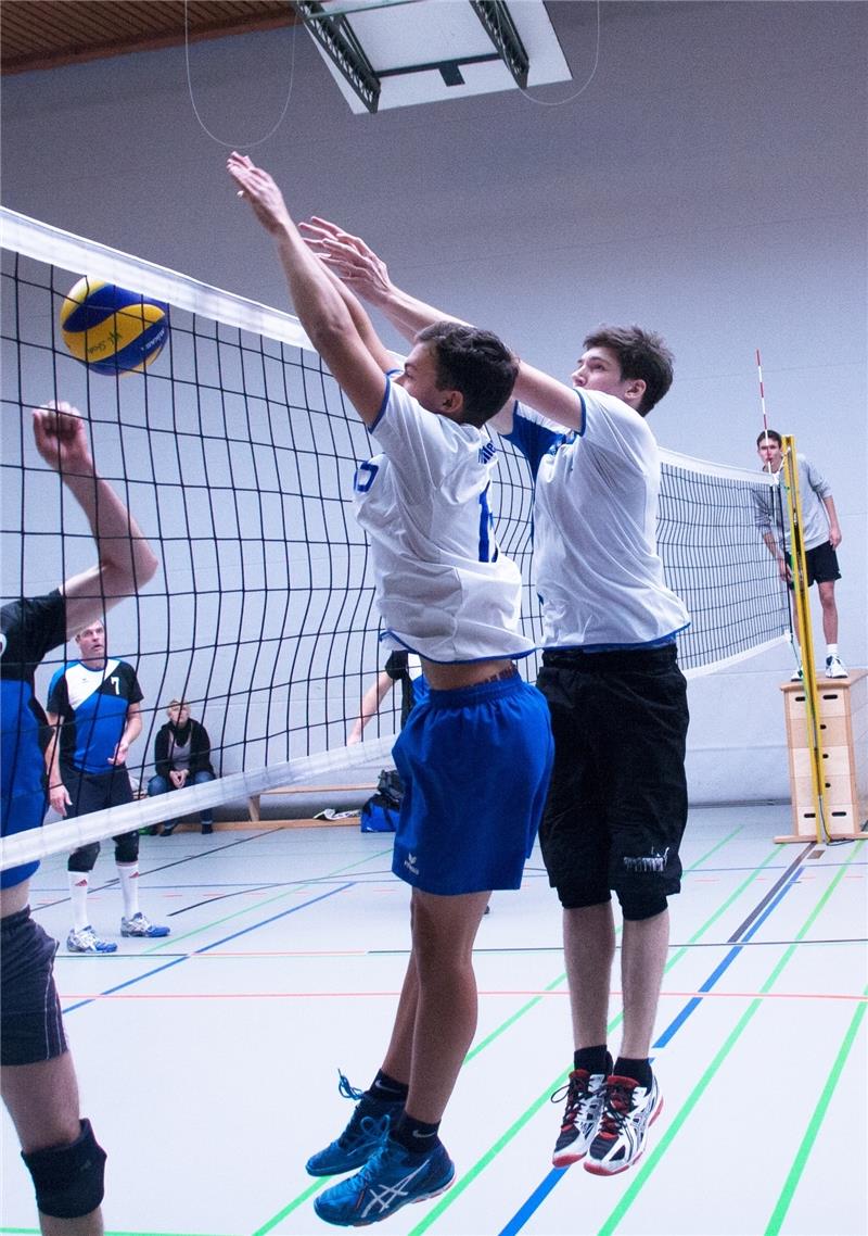 Mit seiner enormen Sprungkraft macht Volleyball-Talent Linus Heistermann (vorn im Block) seine erst 1,78 m Körpergröße mehr als wett. Foto Schultz
