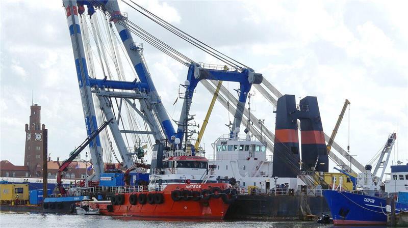 Mit seiner imposanten Größe kam der Schwimmkran "Matador 3" am Mittwoch in Cuxhaven an, um eine große Bergung vor Scharhörn durchzuführen. 