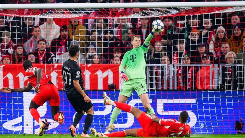 „Sehr froh“: Großes Bayern-Comeback nach Kimmich-Eigentor Mit seiner linken Pranke verhindert Manuel Neuer ein Eigentor von Jonathan Tah (am Boden).