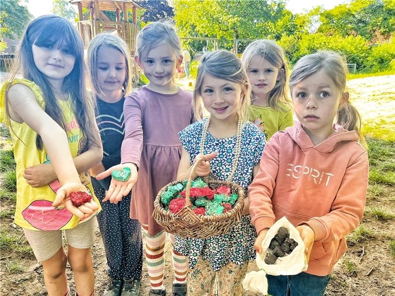 Mit selbst gemachten Samenkugeln aus Pappmaché und aus Lehm dürfen die Kinder losziehen und Wildblumen pflanzen. Foto: Richter