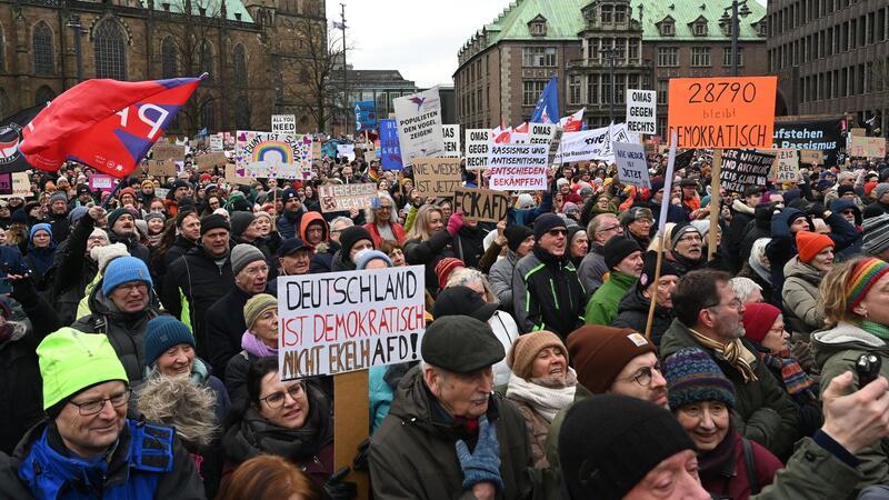 Hunderttausende demonstrieren gegen rechts Mit selbstgemachten Schildern und Plakaten demonstrieren die Menschen auf dem Bremer Marktplatz gegen rechts.