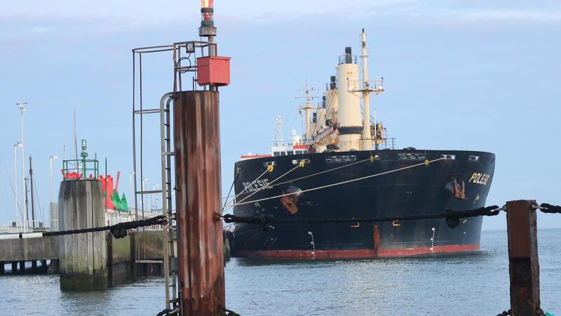 Traurige Gewissheit: Fünf Seeleute bei Frachter-Kollision gestorben Mit sichtbaren Schäden hat der Frachter „Polesie“ in Cuxhaven festgemacht.