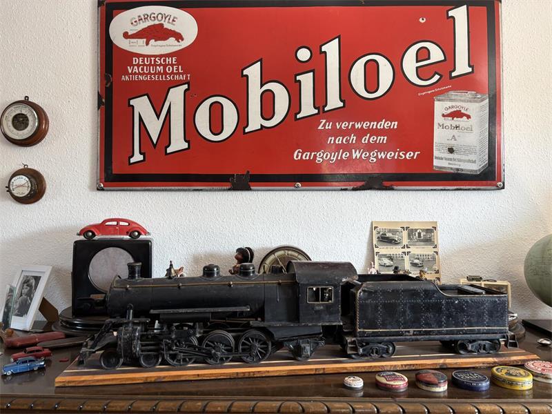„Mit so was spielt heute keiner mehr“, sagt Christian über die fast 100 Jahre alte Lok. Sie wiegt 17 Kilo und wurde früher von Kindern ähnlich wie ein Bobbycar genutzt.