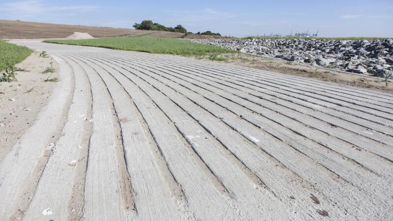 Mit solchen Rillen im Beton versuchte der Deichverband Land Wursten in der Vergangenheit, Fahrradfahrer und Inlineskater vom Benutzen der vor dem Hauptdeich gelegenen Deichverteidigungswege abzuhalten.