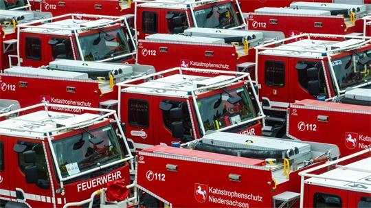 Mit solchen Waldbrandtanklöschfahrzeugen sind die Feuerwehrleute aus Niedersachsen auf dem Weg nach Spanien. (Archivbild)