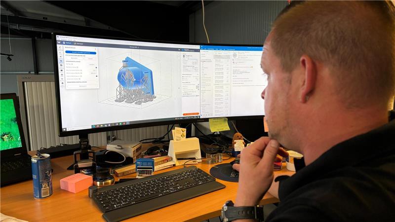 Mit speziellen Softwares entwirft Mirco Schulz 3D-Modelle der späteren Druckprodukte.