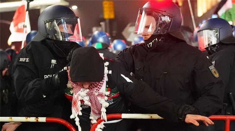16.000 demonstrieren gegen Weidel-Besuch in Hamburg Mit starken Kräften sperrt die Hamburger Polizei die Straßen zum Rathaus ab, wo Alice Weidel auf einer AfD-Verantaltung spricht.