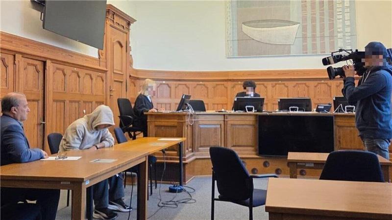 Mit tief ins Gesicht gezogener Kapuze betritt der Angeklagte den Gerichtssaal im Landgericht Stade. Am zweiten Prozesstag sollen mehrere Zeugen aussagen.