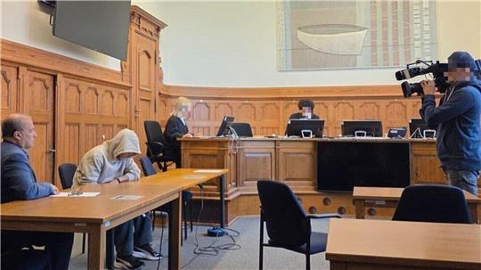 Mit tief ins Gesicht gezogener Kapuze betritt der Angeklagte den Gerichtssaal im Landgericht Stade. Am zweiten Prozesstag sollen mehrere Zeugen aussagen.