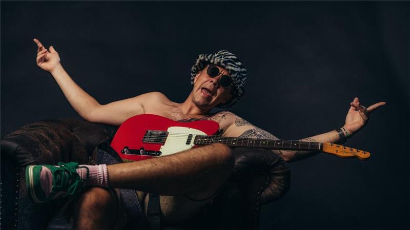 „Wackelkontakt“: Der Winter-Partyhit kommt vom Tegernsee Mit ungefähr zehn Jahren bekam er die erste Gitarre.