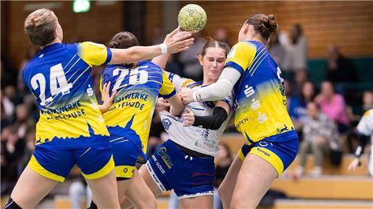 „Ordnung im Landkreis wiederhergestellt“ - BSV feiert klaren Derby-Sieg Mit vereinten Kräften gegen JSG-Shooterin Inja Motzkus.