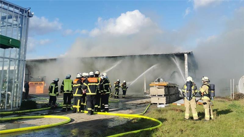 Feuer auf Obsthof im Alten Land - 350.000 Euro Schaden Mit vereinten Kräften gelingt es den Feuerwehren Ladekop, Jork, Königreich, Hove und Borstel sowie Buxtehude, ein Übergreifen der Flammen zu verhindern.