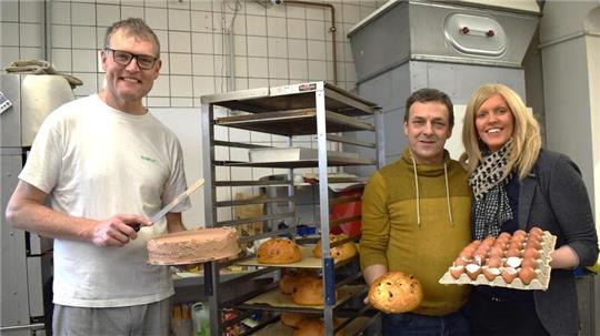 Mit vereinten Kräften voran (von links): Bäcker Thomas Heins sowie die beiden Inhaber Ingolf und Nadine Berger haben ihre Kräfte am Standort in Drangstedt gebündelt.