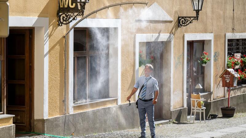 Mit vernebeltem Wasser versuchen manche Orte, es für Menschen in der Hitze angenehmer zu machen. (Archivbild)
