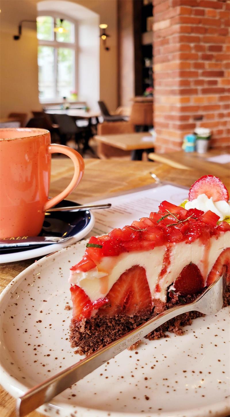 Mit viel Feingefühl für die Geschichte des Turms haben die Eigentümer das Innere saniert - hier ein Blick in das kleine Café, das die Eigentümer selbst betreiben.