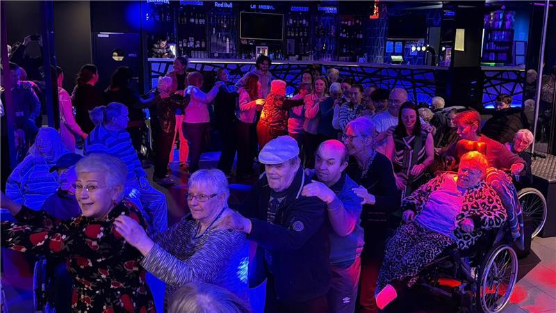 Mit viel Vorfreude haben sie darauf gewartet: Nun tummeln sich die Bewohner von vier französischen Altenheimen auf der Tanzfläche eines Nachtclubs.