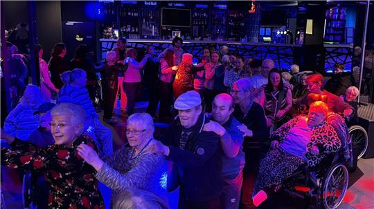 Mit viel Vorfreude haben sie darauf gewartet: Nun tummeln sich die Bewohner von vier französischen Altenheimen auf der Tanzfläche eines Nachtclubs.