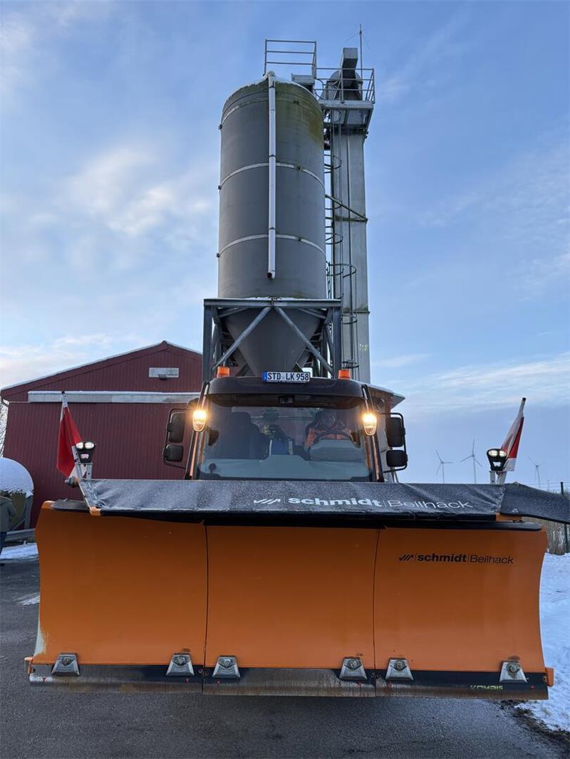 Mit vier Großfahrzeugen sind die Mitarbeiter der Straßenmeisterei Drochtersen bei Schnee und Glätte im Einsatz.
