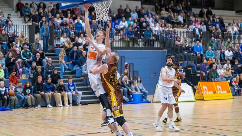 VfL Stade bleibt cool und schlägt Bargteheide im Regionalliga-Derby Mit vier Offensiv-Rebounds schaffte Ben Bochenek mehr Rebounds als seine Mitspieler, Andrew Moemeka schaffte elf Defensiv-Rebounds.