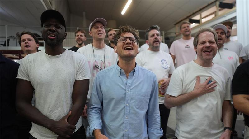 Sie singen schief, aber mit Liebe – Goldkehlchen hören auf Mit vollem Körpereinsatz wird performt und die Musik gefühlt.
