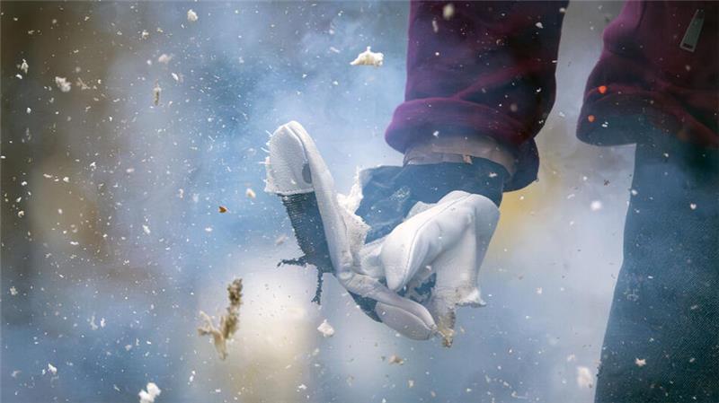 Mit voller Wucht: Gerade illegale Böller können viel stärker explodieren als erwartet - wie hier während einer Vorführung der Berliner Feuerwehr an einer Puppe.