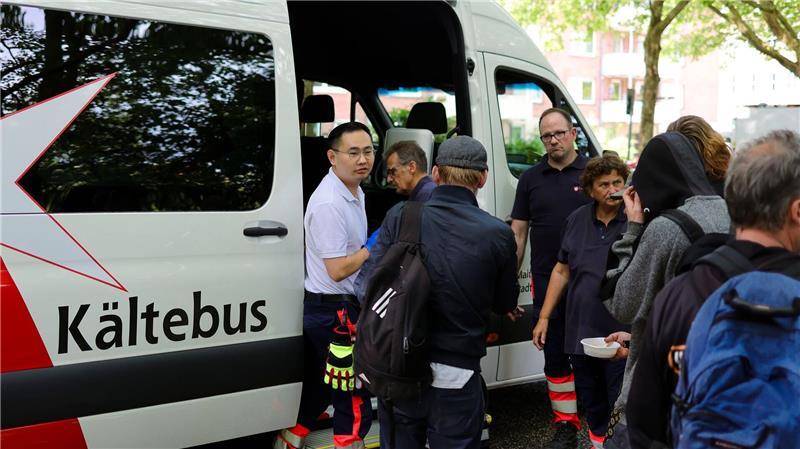 Kieler Kältebus – Kakao ist auch im Sommer sehr beliebt Mit warmen Mahlzeiten, Hygieneartikeln und Gesprächen leisten die Helfer praktische Hilfe für Menschen in schwierigen Lebenslagen. (Archivbild)