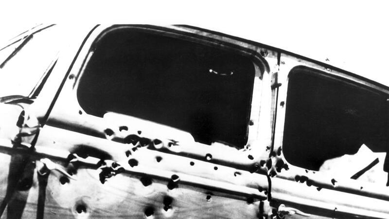 Mit weit über hundert Kugeln durchsiebte die Polizei das Fahrzeug, in dem Bonnie und Clyde starben.