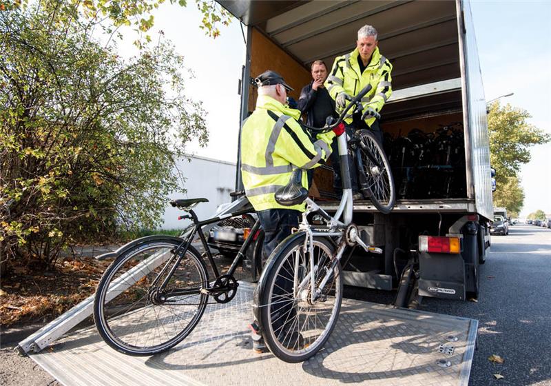 Mit zahlreichen Beamten hat die Hamburger Polizei ein Gelände in einem Gewerbegebiet im Stadtteil Rothenburgsort nach gestohlenen Fahrrädern durchsucht. Foto: Daniel Bockwoldt