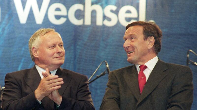 Lafontaine über Schröder: „Unterm Strich nicht schlecht“ „Mit zeitlichem Abstand ist es leichter, mit Differenzen umzugehen.“ Oskar Lafontaine (l) und Gerhard Schröder im August 1998.
