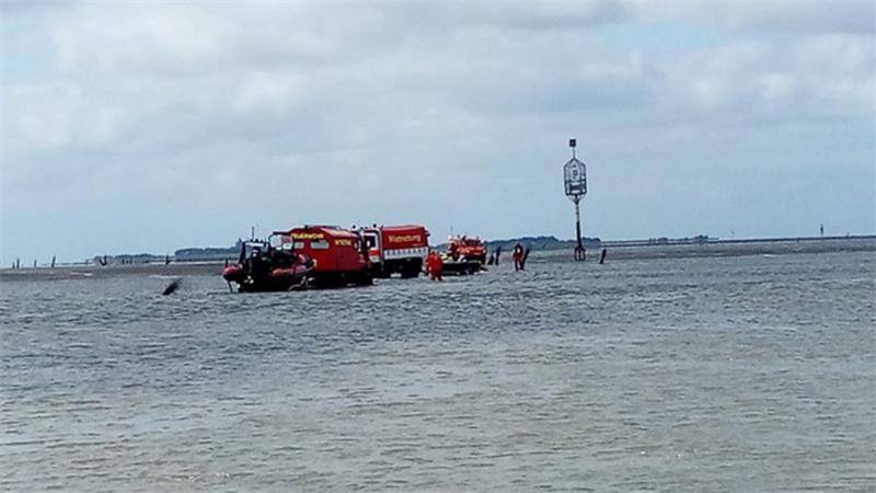 Auflaufende Tide: Großeinsatz für Frau und zwei Pferde im Watt vor Cuxhaven Mit zunehmendem Wasserstand beginnt der Schnellbooteinsatz.